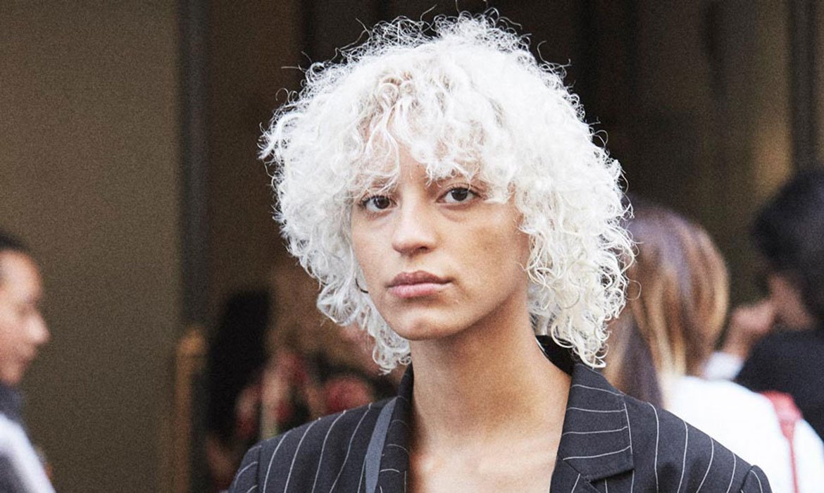 El Curly Wolf Cut es la adaptación perfecta de este corte para los cabellos rizadas. Dalo todo con ella con la ayuda del Aceite Extraordinario de L’Oréal Paris que te ayudará a mantener tus “caracolillos” bien hidratados y definidos.